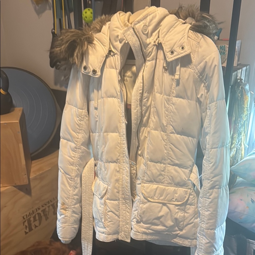 Abercrombie & Fitch White Puffer Jacket with Quilted Design